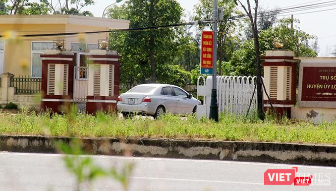 Không chỉ xe vào ủy ban, mà vào huyện ủy Lộc Hà cũng vậy.