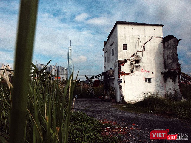 Căn nhà của chị Nguyễn Thị Hà (SN 1970) tại địa chỉ B12/1A, Lương Định Của, khu phố 1, phường Bình An, Q.2 là một trong số những căn nhà hiếm hoi còn sót lại ở khu vực này. Phía bên kia sông là tòa nhà cao nhất Việt Nam đến thời điểm này. Ảnh: Mai Kỳ.