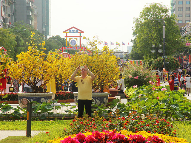 Những du khách nước ngoài tỏ ra rất hứng thú khám phá cách người Việt Nam chào đón năm mới Kỷ Hợi theo văn hóa phương Đông.