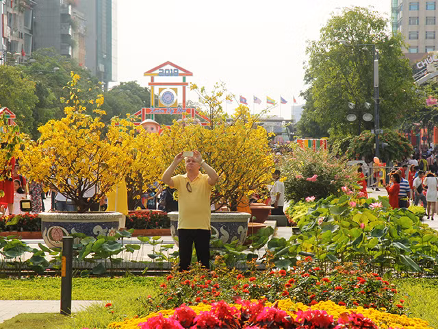 Những du khách nước ngoài tỏ ra rất hứng thú khám phá cách người Việt Nam chào đón năm mới Kỷ Hợi theo văn hóa phương Đông.