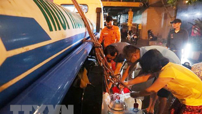 "Quyền tẩy chay sản phẩm, thứ vũ khí hiệu quả nhất của người tiêu dùng trong một nền kinh tế thị trường đã hoàn toàn vô hiệu trong trường hợp này", chuyên gia Nguyễn Xuân Thành. "Quyền tẩy chay sản phẩm, thứ vũ khí hiệu quả nhất của người tiêu dùng trong một nền kinh tế thị trường đã hoàn toàn vô hiệu trong trường hợp này", chuyên gia Nguyễn Xuân Thành.