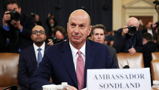 Đại sứ Hoa Kỳ tại EU Gordon Sondland, trong phiên điều trần luận tội thừa nhận rằng Trump đã chỉ đạo cấp dưới đình chỉ các khoản viện trợ cho Ukraine để đổi lấy cuộc điều tra. Ông ta chỉ ra rằng tất cả các nhân viên cấp cao đều biết về mệnh lệnh này của Trump.