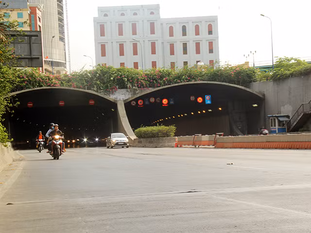 Hầm Thủ Thiêm, đoạn đầu Q.1 thưa thớt xe cộ qua lại.