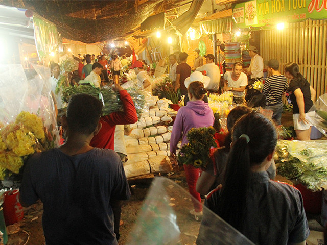 Khi những xe hoa vừa hạ tải, đưa vào chợ thì khách tự có ý thức nhường đường và đi theo để ngắm đợt hoa mới. Khi những xe hoa vừa hạ tải, đưa vào chợ thì khách tự có ý thức nhường đường và đi theo để ngắm đợt hoa mới.