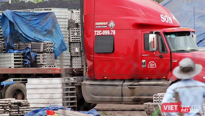 Và rất tò mò về đích đến tiếp theo của chiếc xe đầu kéo này.