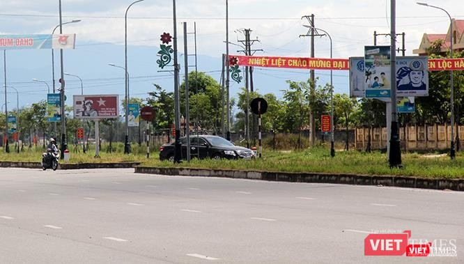 Liên tục nối đuôi nhau để tiết kiệm một đoạn đường, bất chấp nguy hiểm cho các phương tiện lưu thông đúng làn ngược lại.