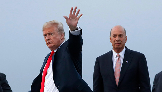 Sondland tháp tùng Trump trong một chuyến công du. Ông này đã quyên góp 1 triệu đô la cho lễ nhậm chức của Trump để đổi lấy lời bình luận hờ hững từ Trump "Tôi không thực sự biết ông ta".