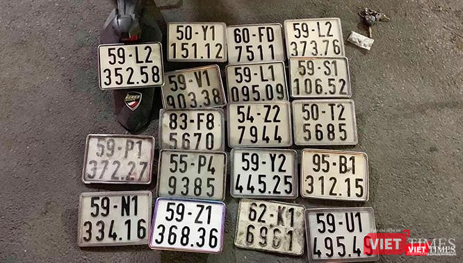 Hàng loạt biển kiểm soát xe gắn máy bị thu giữ.