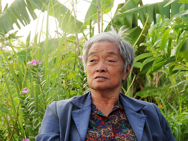 Bà Lê Thị Nga uất ức: “Tại sao không có quyết định mà lại đập phá nhà tôi? Tại sao lại phải phun thuốc vào nhà khiến chồng tôi nhập viện liên tục mấy năm nay? Tài sản của gia đình tôi bị mang đi hiện nay đang ở đâu?”. Ảnh: GVT.