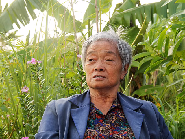 Bà Lê Thị Nga uất ức: “Tại sao không có quyết định mà lại đập phá nhà tôi? Tại sao lại phải phun thuốc vào nhà khiến chồng tôi nhập viện liên tục mấy năm nay? Tài sản của gia đình tôi bị mang đi hiện nay đang ở đâu?”. Ảnh: GVT. Bà Lê Thị Nga uất ức: “Tại sao không có quyết định mà lại đập phá nhà tôi? Tại sao lại phải phun thuốc vào nhà khiến chồng tôi nhập viện liên tục mấy năm nay? Tài sản của gia đình tôi bị mang đi hiện nay đang ở đâu?”. Ảnh: GVT.