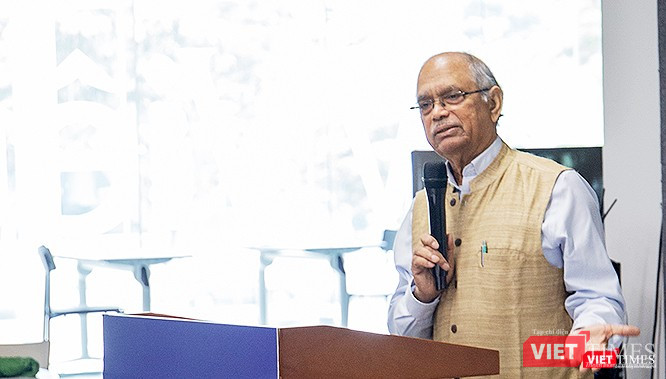 "Phải thẳng thắn nhìn nhận rằng chiến thuật “cắt lát sa-la-mi” mà Trung Quốc áp dụng ở Biển Đông đã có hiệu quả", Giáo sư Nayan Chanda nhận định. Ảnh: Nguyễn Luân. "Phải thẳng thắn nhìn nhận rằng chiến thuật “cắt lát sa-la-mi” mà Trung Quốc áp dụng ở Biển Đông đã có hiệu quả", Giáo sư Nayan Chanda nhận định. Ảnh: Nguyễn Luân.