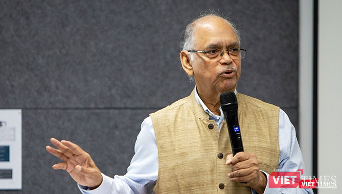 "Tôi tin rằng sự công khai, minh bạch, phơi bày các hoạt động và tham vọng của Bắc Kinh sẽ có hiệu quả nhất định", Giáo sư Nayan Chanda. Ảnh: Nguyễn Luân. "Tôi tin rằng sự công khai, minh bạch, phơi bày các hoạt động và tham vọng của Bắc Kinh sẽ có hiệu quả nhất định", Giáo sư Nayan Chanda. Ảnh: Nguyễn Luân.