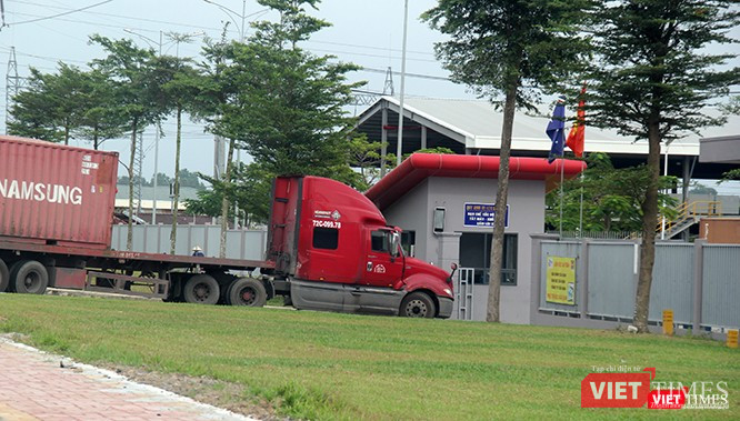 Kín đáo bám theo, gần 15h chiều ngày 31/10/2019, đích đến cuối cùng của chiếc container vừa bốc hàng lên từ cảng PTSC Phú Mỹ là cổng phụ trụ sở của Công ty TNHH Nhôm Toàn Cầu Việt Nam (đường số 1, Khu công nghiệp Mỹ Xuân B1 – Conac (xã Mỹ Xuân, huyện Tân Thành, tỉnh Bà Rịa - Vũng Tàu).