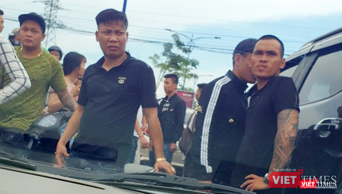 Nhóm giang hồ vây chặn xe ô tô ở Đồng Nai hôm 12/6. Nhóm giang hồ vây chặn xe ô tô ở Đồng Nai hôm 12/6.