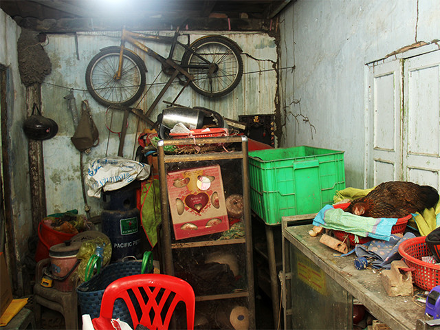 Một góc căn nhà đã xập xệ của ông Đặng Quốc Dũng, đêm mùng Một tết Kỷ Hợi. Ảnh: GVT.