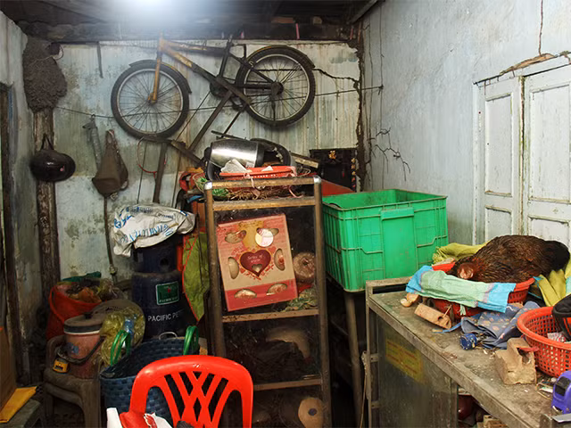 Một góc căn nhà đã xập xệ của ông Đặng Quốc Dũng, đêm mùng Một tết Kỷ Hợi. Ảnh: GVT.