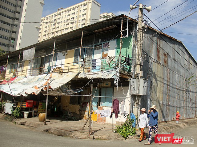 Những cư dân ở khu tạm cư này vẫn mỏi mòn chờ ngày hết cảnh đi ở tạm. Ảnh: GVT.