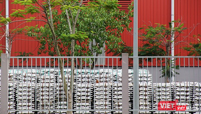 Hàng được xếp dọc phía trong hàng rào của công ty Nhôm Toàn cầu.