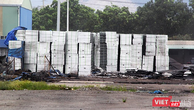 Nhôm không còn phải phủ bạt kín mít nữa, đang được chuyển đi.