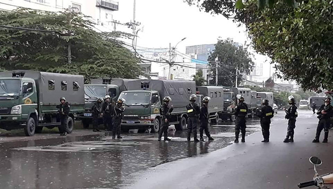 Nhiều tuyến đường bị phong tỏa. Ảnh: Nghĩa Bùi. Nhiều tuyến đường bị phong tỏa. Ảnh: Nghĩa Bùi.