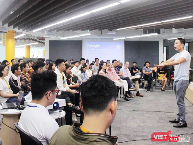 "Hành trình của tôi với VNG khởi đầu một cách tình cờ", Lê Hồng Minh chia sẻ với các bạn trẻ tại Đại học Fulbright Việt Nam ở TP.HCM ngày 2/3/2019.