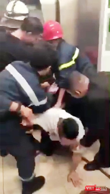 21 khách mắc kẹt trong thang máy lúc rạng sáng nay (5/6/2019) tại cao ốc số 33 đường Lê Duẩn (Q.1, TP.HCM) đã được lực lượng cứu hộ giải cứu an toàn.