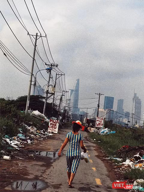 Một góc khu đô thị mới Thủ Thiêm, ảnh chụp năm 2015. Còn hiện nay vẫn hoang phế như vậy. Theo quyết định 367 do Thủ tướng Võ Văn Kiệt ký năm 1996, vùng đất này sẽ là "một khu đô thị mới hiện đại, là trung tâm thương mại, tài chính và dịch vụ” Ảnh: Mai Kỳ. Một góc khu đô thị mới Thủ Thiêm, ảnh chụp năm 2015. Còn hiện nay vẫn hoang phế như vậy. Theo quyết định 367 do Thủ tướng Võ Văn Kiệt ký năm 1996, vùng đất này sẽ là "một khu đô thị mới hiện đại, là trung tâm thương mại, tài chính và dịch vụ” Ảnh: Mai Kỳ.