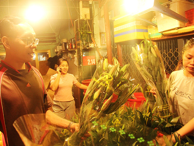 Trước cái đẹp của hoa, mọi bôn bề lo toan trong năm cũ Mậu Tuất dường như cũng đã khép lại. Trước cái đẹp của hoa, mọi bôn bề lo toan trong năm cũ Mậu Tuất dường như cũng đã khép lại.