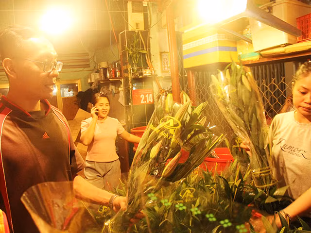 Trước cái đẹp của hoa, mọi bôn bề lo toan trong năm cũ Mậu Tuất dường như cũng đã khép lại.