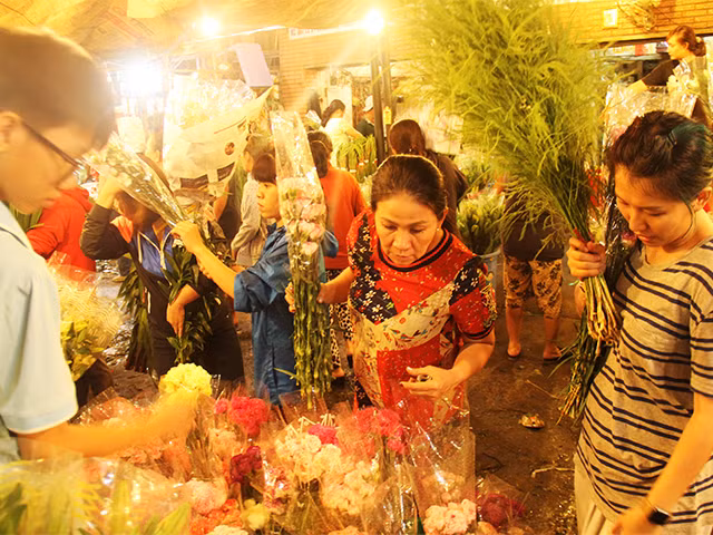 Chợ hoa Hồ Thị Kỷ có trăm người bán, vạn người mua dù đã vào lúc nửa đêm.