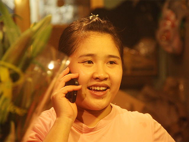 Những cô chủ sạp hoa luôn tươi cười khi đón khách. Những cô chủ sạp hoa luôn tươi cười khi đón khách.