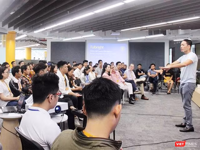 "Hành trình của tôi với VNG khởi đầu một cách tình cờ", Lê Hồng Minh chia sẻ với các bạn trẻ tại Đại học Fulbright Việt Nam ở TP.HCM ngày 2/3/2019.