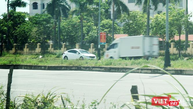 Xe tải cũng phải né vội nhường đường.