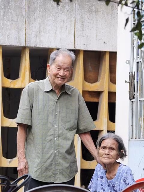 Vợ chồng ông Tư Cang nay đã ngoài 90 tuổi, nay mới được quây quần bên nhau sau gần 30 năm ông đi biền biệt. Ảnh: GVT.