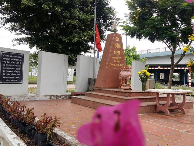 Khu tưởng niệm 52 cán bộ, chiến sỹ Lữ đoàn đặc công - biệt động 316 đã hy sinh khi đánh và chiếm giữ cầu Rạch Chiếc từ 27-30/4/1975 để đón xe tăng của Quân đoàn 2 tiến vào Sài Gòn. Khu tưởng niệm 52 cán bộ, chiến sỹ Lữ đoàn đặc công - biệt động 316 đã hy sinh khi đánh và chiếm giữ cầu Rạch Chiếc từ 27-30/4/1975 để đón xe tăng của Quân đoàn 2 tiến vào Sài Gòn.