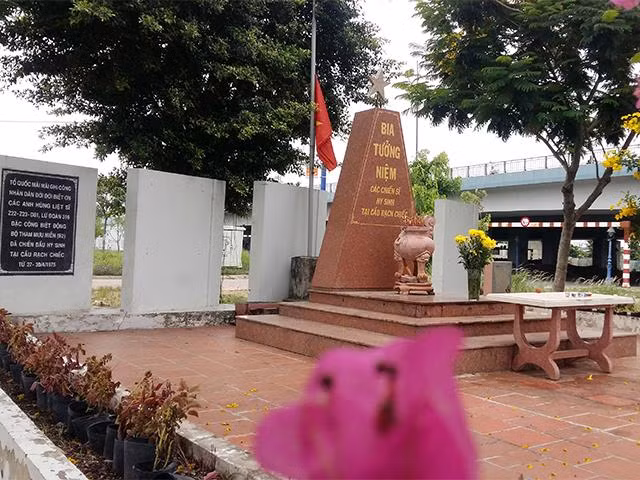 Khu tưởng niệm 52 cán bộ, chiến sỹ Lữ đoàn đặc công - biệt động 316 đã hy sinh khi đánh và chiếm giữ cầu Rạch Chiếc từ 27-30/4/1975 để đón xe tăng của Quân đoàn 2 tiến vào Sài Gòn.