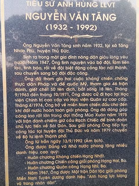 Đại tá, AHLLVTND Nguyễn Văn Tăng (Tư Tăng) là một người con của huyện Thủ Đức. Khu lưu niệm Đồng bưng Sáu xã nay còn ghi khắc tên ông.