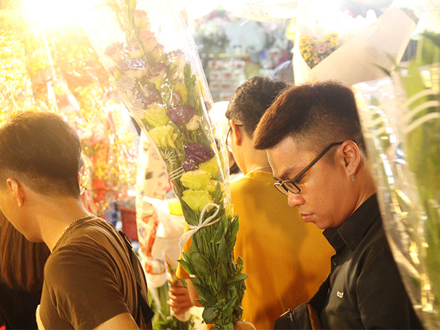 Đi chợ hoa đêm không còn là đặc quyền của riêng phụ nữ Sài thành... Đi chợ hoa đêm không còn là đặc quyền của riêng phụ nữ Sài thành...