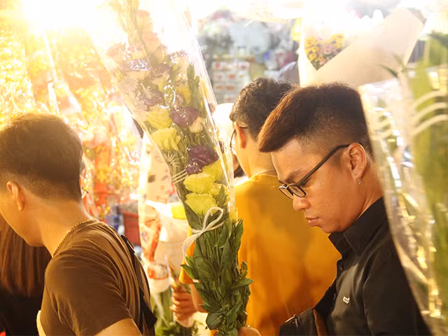 Đi chợ hoa đêm không còn là đặc quyền của riêng phụ nữ Sài thành...