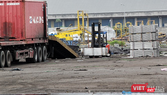 Khi thấy việc đưa hàng lên thùng container được tiến hành rất khẩn trương, dùng cầu bắc chuyên dụng để xe nâng có thể lên thẳng, không cần hạ thùng.