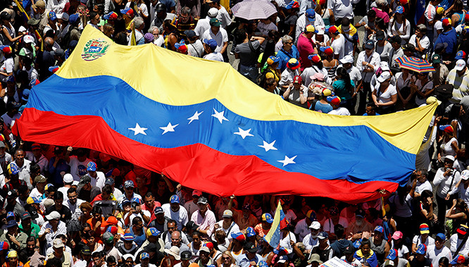 Người dân thủ đô Caracas, Venezuela tràn ra đường biểu tình phản đối ông Maduro tái đắc cử.