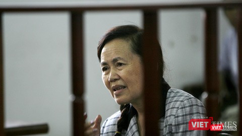 Bà Trần Ngọc Sương tại phiên tòa phúc thẩm xét xử vụ án "Lập quỹ trái phép" ở NTSH, do Tòa án Nhân dân TP. Cần Thơ xét xử ngày 19/11/2009. Ảnh: GVT. Bà Trần Ngọc Sương tại phiên tòa phúc thẩm xét xử vụ án "Lập quỹ trái phép" ở NTSH, do Tòa án Nhân dân TP. Cần Thơ xét xử ngày 19/11/2009. Ảnh: GVT.