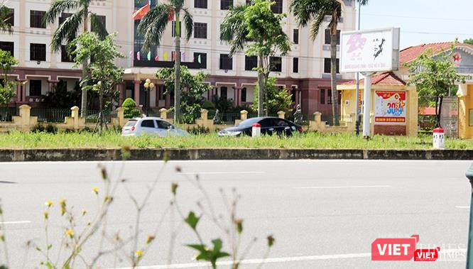 Xe đen né ra!. Đi theo cách đường nhà nước nhưng là sân nhà mình.