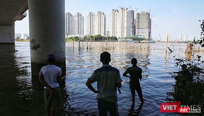 Chỉ cách nhau một con sông Sài Gòn là những hoàn cảnh sống đối lập. Ảnh: Mai Kỳ. Chỉ cách nhau một con sông Sài Gòn là những hoàn cảnh sống đối lập. Ảnh: Mai Kỳ.