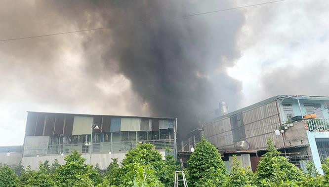 Cột khói bốc cao hang chục m ở Thủ Đức sang nay (5.9.2019). Cột khói bốc cao hang chục m ở Thủ Đức sang nay (5.9.2019).