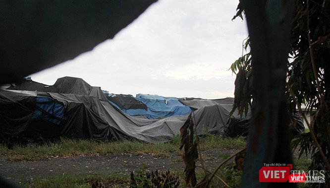 Núi nhôm này chỉ có thể quan sát từ xa. Dưới lớp bạt là cái gì thì chỉ có thể suy đoán.