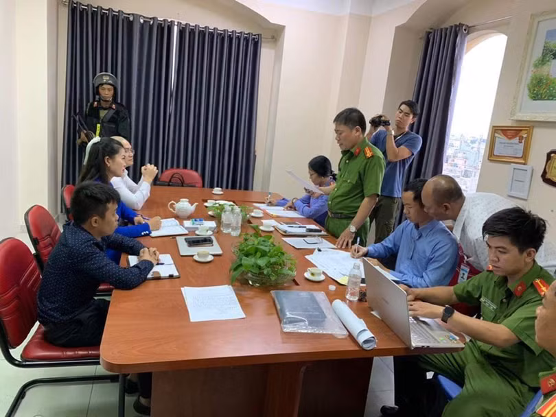 Cơ quan điều tra đọc lệnh bắt đối tượng. Cơ quan điều tra đọc lệnh bắt đối tượng.