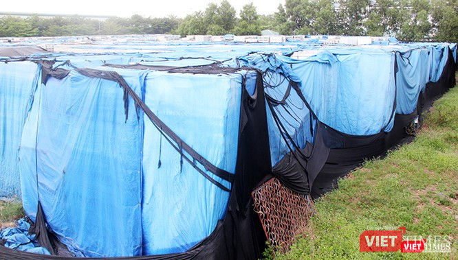 Khá khó khăn, chúng tôi mới tìm cách tiếp cận được núi nhôm khổng lồ này.