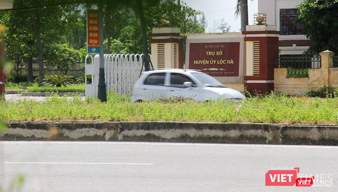 Chỉ trong khoảng thời gian ngắn, chúng tôi ghi lại được hình ảnh hàng chục chiếc xe "nô nức" đi ngược chiều tại địa điểm này.