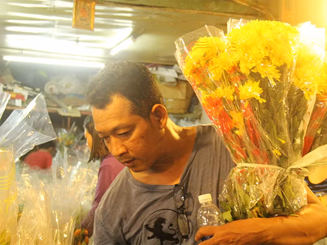 Rất chăm chú, anh khách hàng này chọn mỗi lần là một ôm hoa chứ không còn là bó nữa.